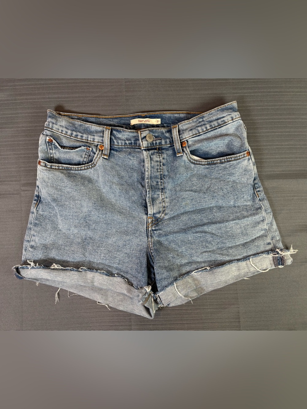 Levi’s Wedgie Short Women’s 31 Light Wash High Rise Frayed Denim Jean Shorts